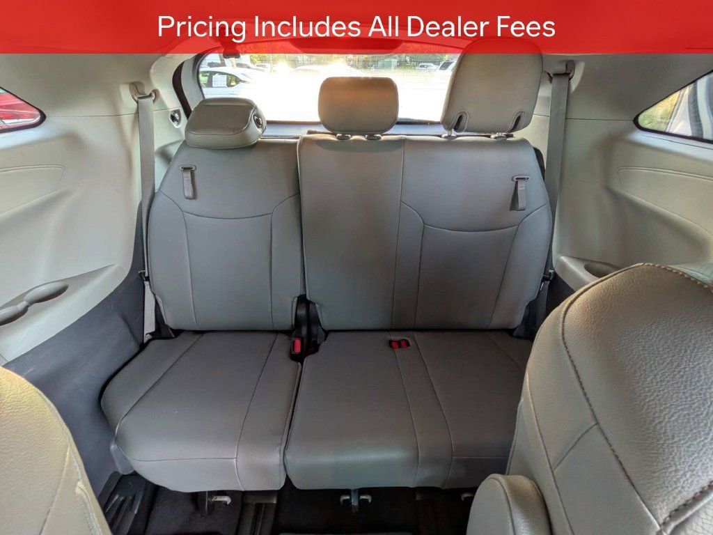 Used 2023 Toyota Sienna XLE FWD image 16