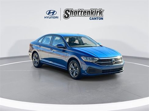 Used 2024 Volkswagen Jetta SE image 2