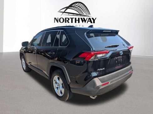Certified 2021 Toyota RAV4 XLE w/ XLE Grade Weather Package AWD/4WD image 5