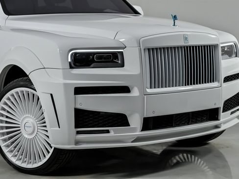 Used 2023 Rolls-Royce Cullinan image 3
