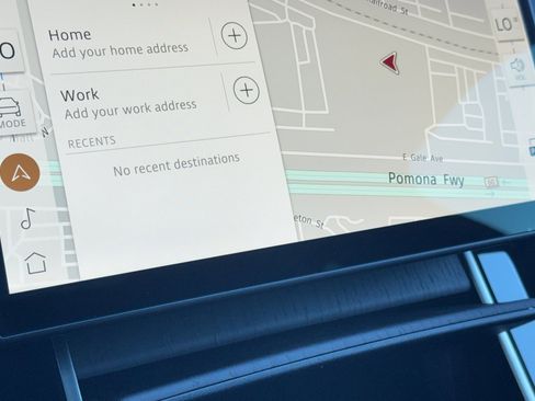 Certified 2025 Land Rover Range Rover Velar Dynamic SE image 24