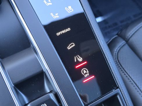 Certified 2025 Porsche Macan image 27