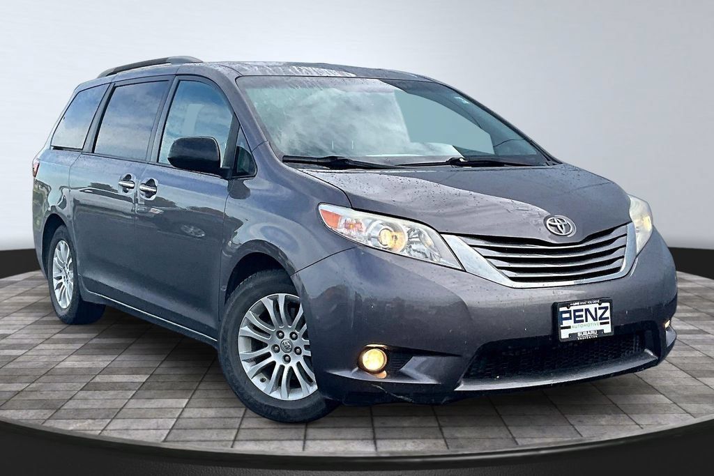 Used 2015 Toyota Sienna XLE FWD image 3