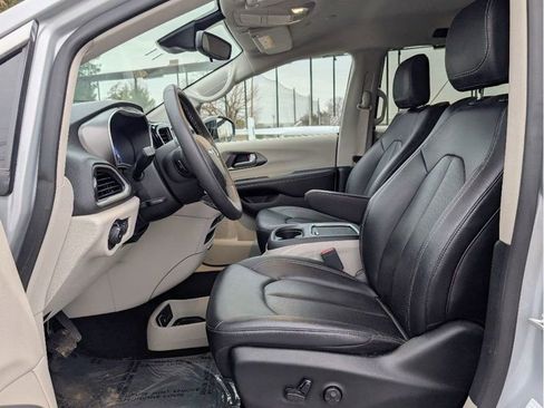 Used 2024 Chrysler Pacifica Touring-L image 13