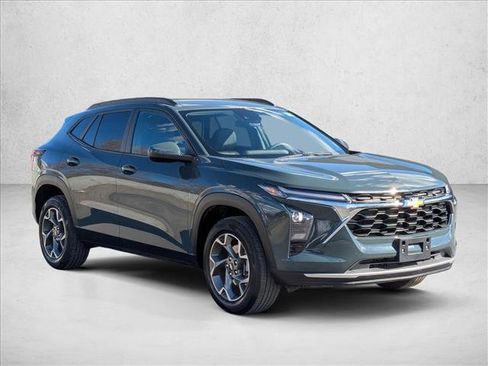 Used 2025 Chevrolet Trax LT image 3