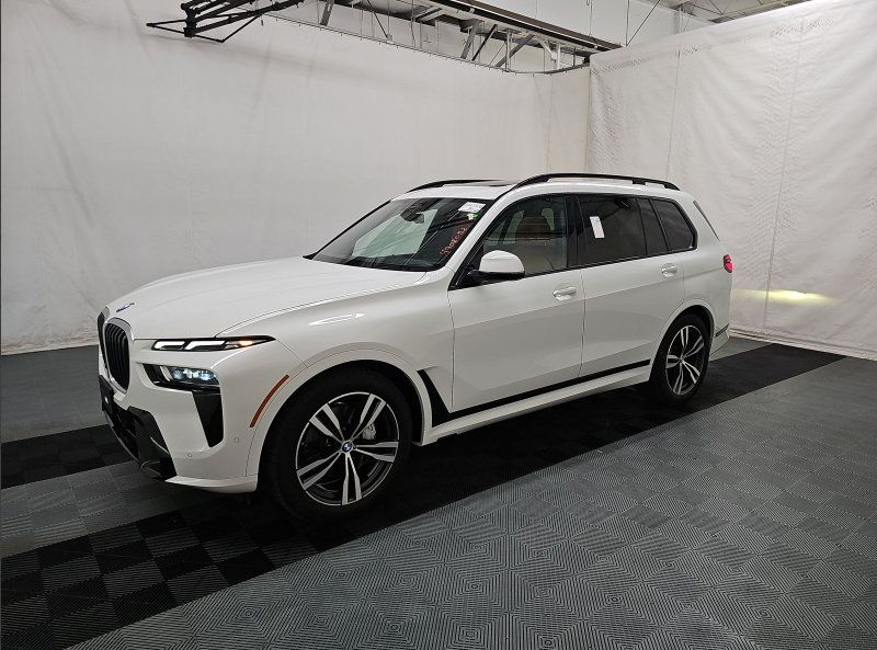 Used 2024 BMW X7 xDrive40i w/ M Sport Package AWD/4WD image 3