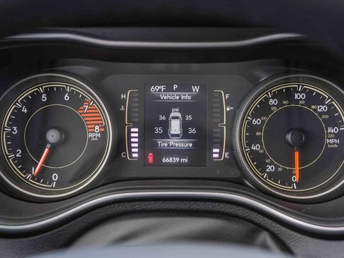 Used 2021 Jeep Cherokee Latitude Lux FWD image 27