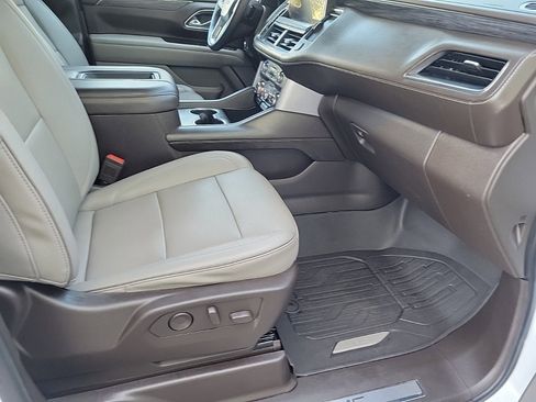 Used 2023 GMC Yukon SLT w/ SLT Premium Package image 15