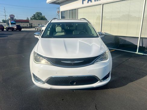 Used 2017 Chrysler Pacifica Limited w/ UConnect Theater Package FWD image 2