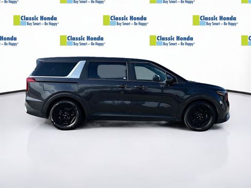 Used 2025 Kia Carnival FWD image 9