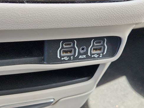 Used 2023 Chrysler Pacifica Touring-L FWD image 13