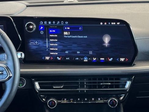 Used 2025 Chevrolet Traverse LT image 30