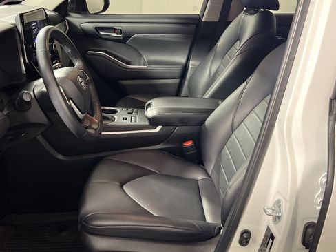 Used 2024 Toyota Highlander XLE AWD/4WD image 13