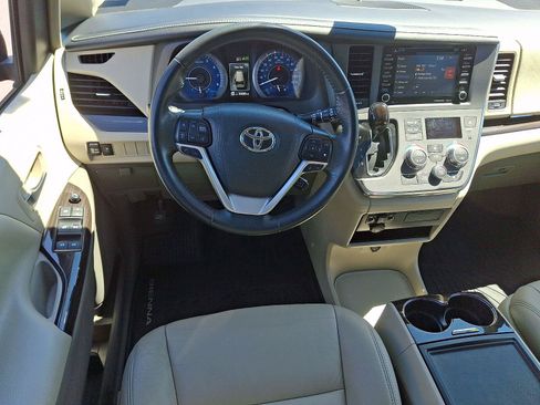 Used 2019 Toyota Sienna XLE AWD/4WD image 11