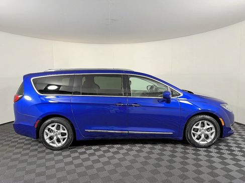 Used 2018 Chrysler Pacifica Touring-L w/ Tire & Wheel Group FWD image 6