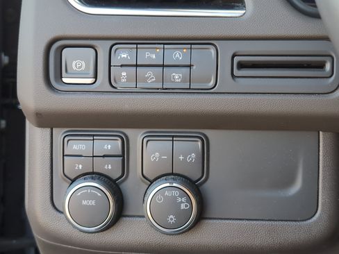 Used 2024 Chevrolet Tahoe Z71 w/ Luxury Package image 24