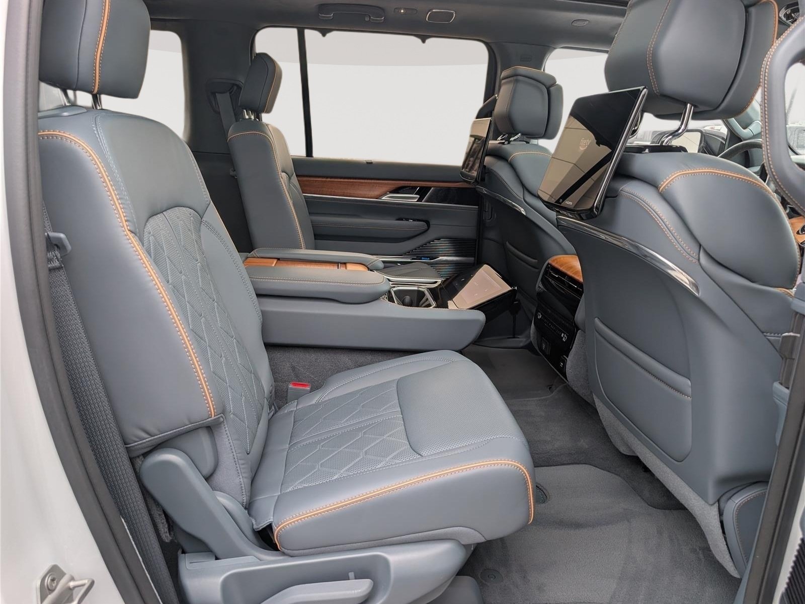 Used 2024 Jeep Grand Wagoneer Series III w/ Rear Seat Video Group 1 AWD/4WD image 12