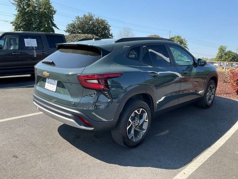 Used 2025 Chevrolet Trax LT w/ Sunroof Package image 7