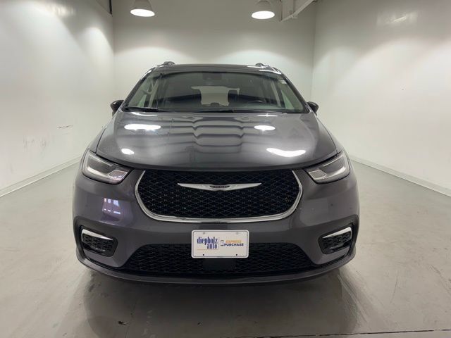Used 2022 Chrysler Pacifica Touring-L FWD image 2