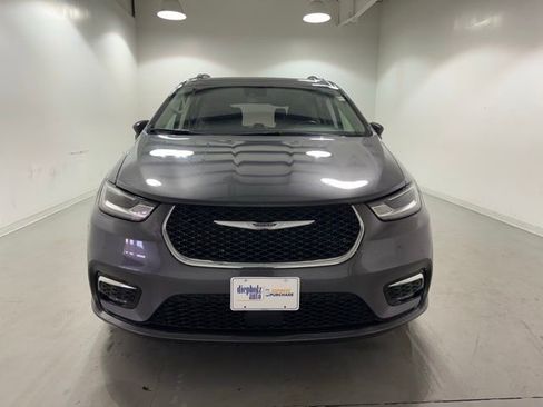 Used 2022 Chrysler Pacifica Touring-L image 2