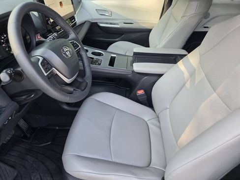 Used 2026 Toyota Sienna XLE FWD image 11