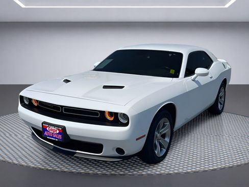Used 2021 Dodge Challenger SXT RWD image 2