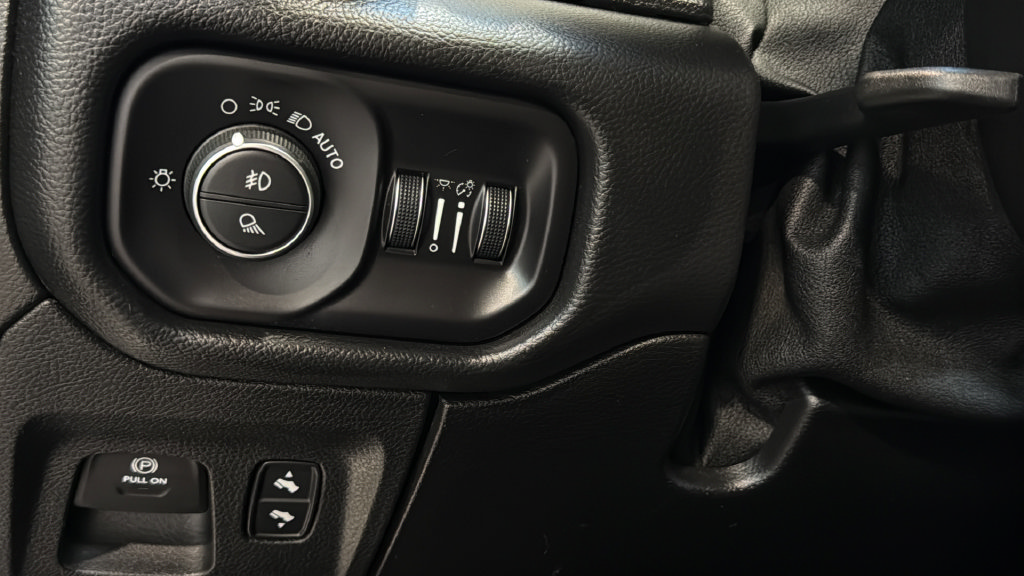 Used 2019 RAM 1500 Laramie AWD/4WD image 33