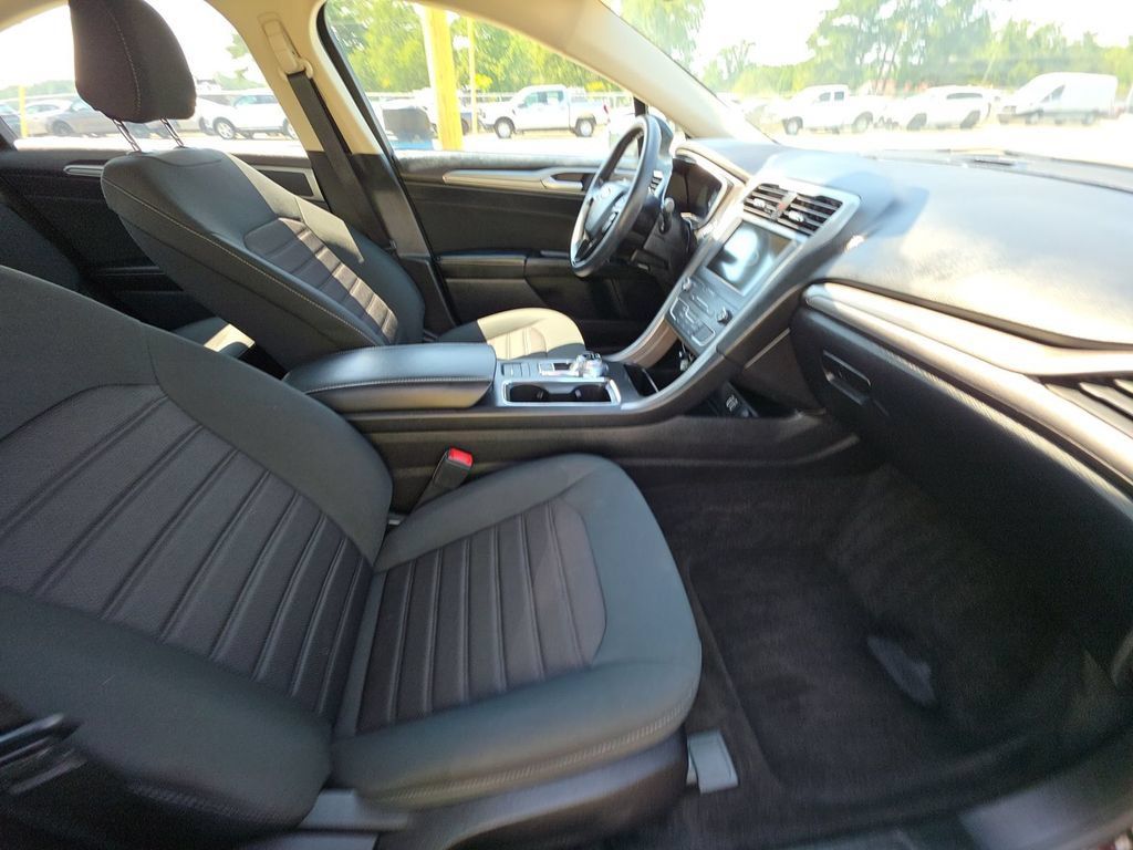 Used 2020 Ford Fusion SE FWD image 3