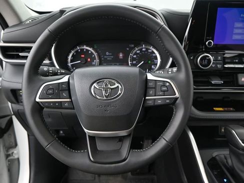 Used 2026 Toyota Highlander XLE image 7
