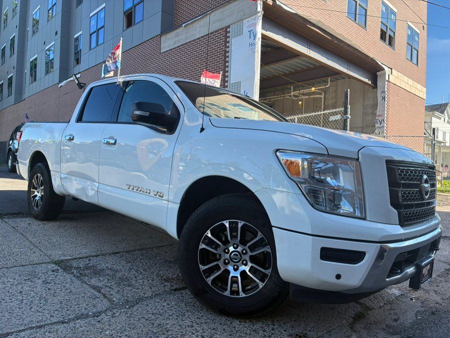 Used 2020 Nissan Titan SV w/ SV Convenience Package AWD/4WD image 3