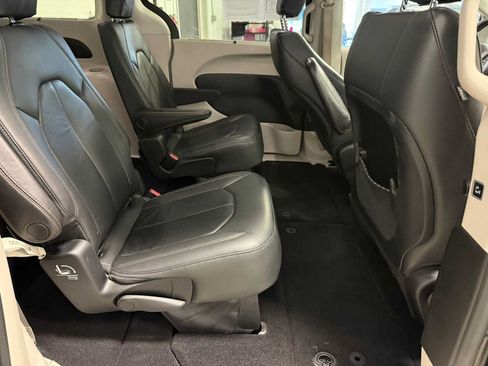 Used 2017 Chrysler Pacifica Touring-L w/ Tire & Wheel Group FWD image 24