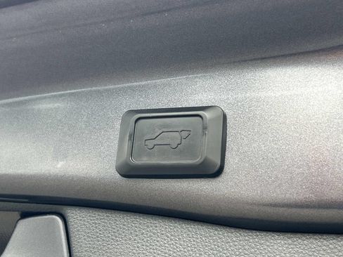 Used 2020 Toyota RAV4 XLE Premium FWD image 16