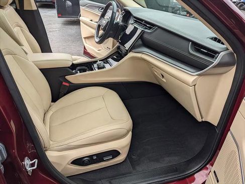 Used 2022 Jeep Grand Cherokee Limited image 19