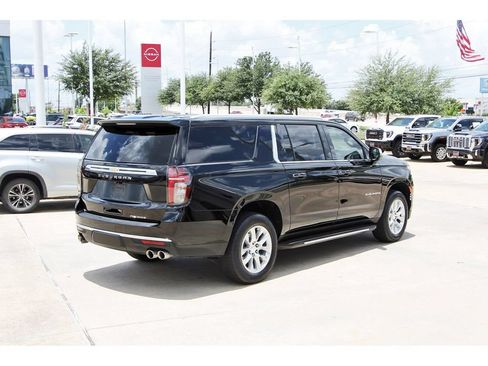 Used 2024 Chevrolet Suburban Premier RWD image 4