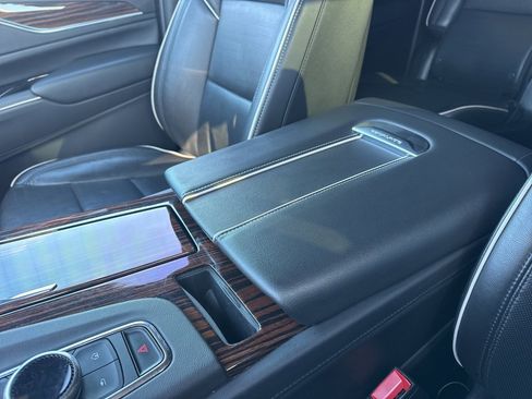 Used 2023 Cadillac Escalade ESV Premium Luxury image 32