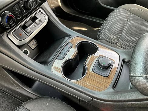 Used 2023 GMC Acadia SLE image 19