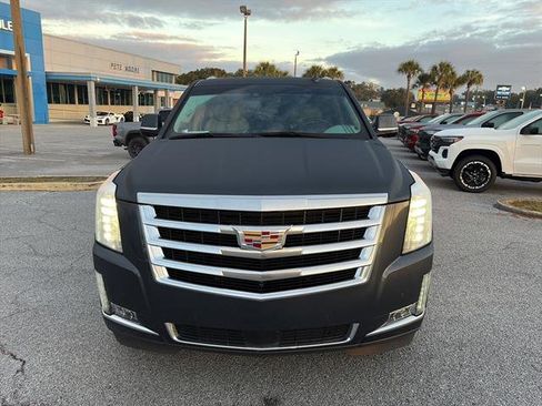 Used 2019 Cadillac Escalade Premium Luxury image 2