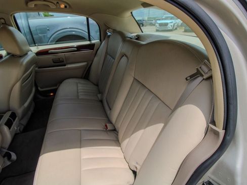 Used 2004 Lincoln Town Car Signature RWD image 8