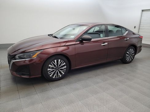 Used 2024 Nissan Altima 2.5 SV FWD image 2