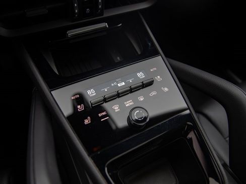 Certified 2024 Porsche Cayenne Coupe image 17