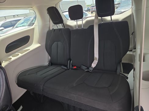 Used 2023 Chrysler Voyager LX FWD image 6