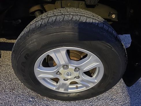 Used 2013 Toyota Tundra 2WD CrewMax w/ SR5 Pkg image 27