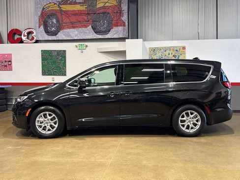 Used 2023 Chrysler Pacifica Touring-L FWD image 6