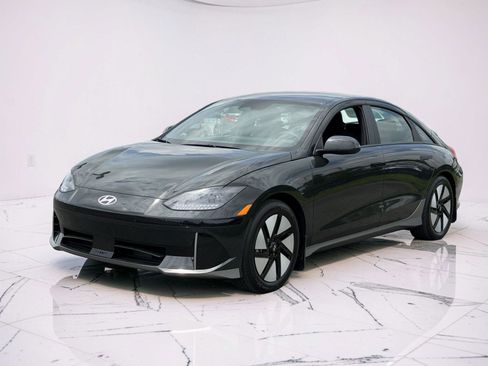 Used 2024 Hyundai Ioniq 6 SE RWD image 5