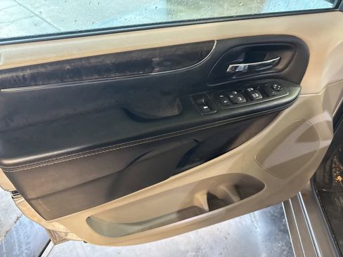 Used 2016 Chrysler Town & Country Touring-L w/ Driver Convenience Group image 16