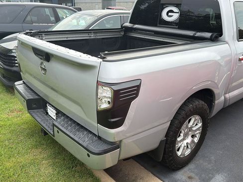 Used 2017 Nissan Titan SV RWD image 8