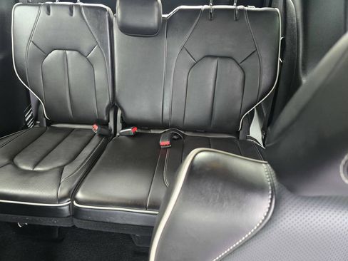 Used 2025 Chrysler Pacifica Limited FWD image 11