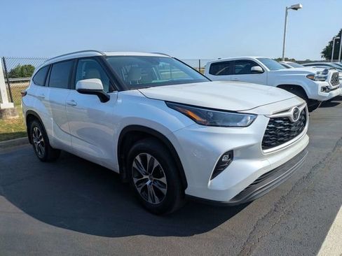 Used 2023 Toyota Highlander XLE AWD/4WD image 2