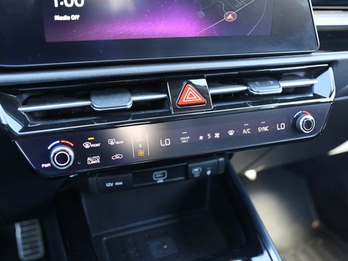 Used 2024 Kia Niro SX Touring image 25