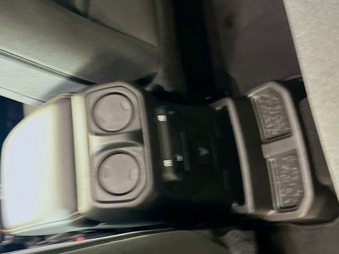 Used 2025 Jeep Wrangler Sahara image 27